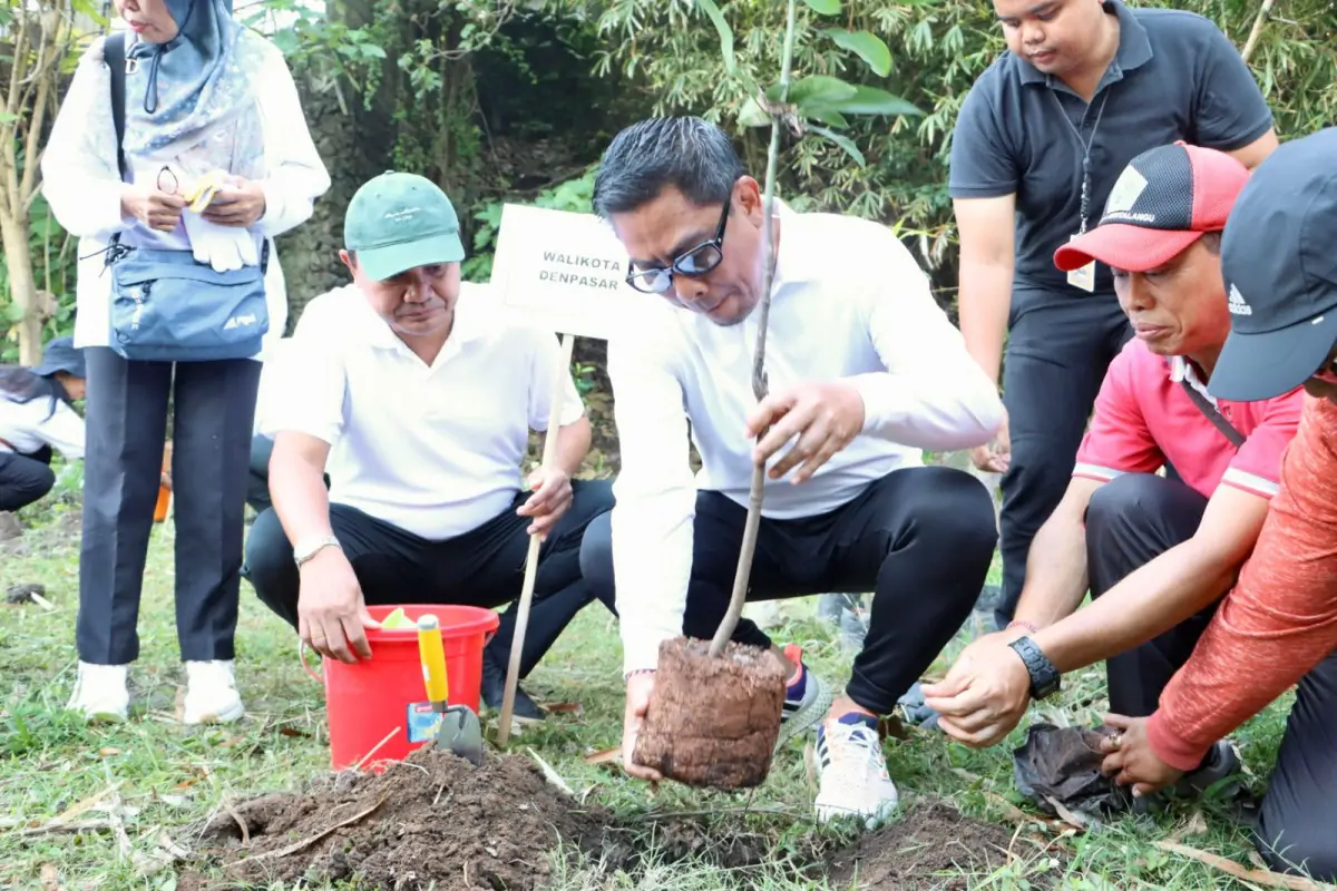 Wakil Walikota Denpasar, I Kadek Agus Arya Wibawa saat melaksanakan penanaman pohon di bantaran aliran sungai ayung tepatnya di taman kehati Kesiman Kertalangu, pada Jumat (26/9/2025). Wakil Walikota Denpasar, I Kadek Agus Arya Wibawa saat melaksanakan penanaman pohon di bantaran aliran sungai ayung tepatnya di taman kehati Kesiman Kertalangu, pada Jumat (26/9/2025).