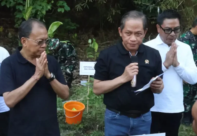 Upaya menjaga keseimbangan alam Bali kembali ditegaskan melalui aksi nyata penanaman pohon yang dipimpin langsung Menteri Lingkungan Hidup