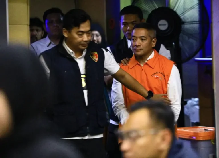 Setelah hampir setahun berstatus buronan internasional, AAG, mantan Direktur PT Investree Radhika Jaya, akhirnya berhasil dipulangkan ke Indonesia dan ditahan.