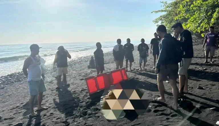 Proses evakuasi Ketut G yang ditemukan meninggal dunia di pinggir pantai wilayah Banjar Dinas Ngis, Desa Tembok, Kecamatan Tejakula, Buleleng.
