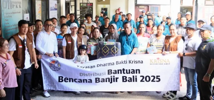 Walikota Denpasar I Gusti Ngurah Jaya Negara menerima ribuan bantuan dari Yayasan Dharma Bakti Krisna untuk warga terdampak banjir di Pemecutan Kelod & Padangsambian, Sabtu (27/9) di Posko Siaga Bencana Desa Pemecutan Kelod, Kecamatan Denpasar Barat.