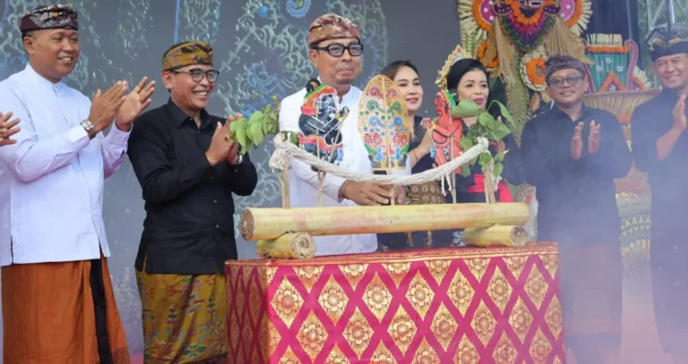 Wakil Wali Kota Denpasar, I Kadek Agus Arya Wibawa, membuka Dangin Puri Kangin Festival ke-8 Tahun 2025 dengan penancapan Kayonan Wayang