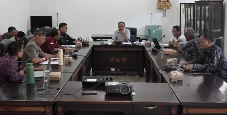 Suasana rapat yang berlangsung di Ruang Komisi II DPRD Buleleng.