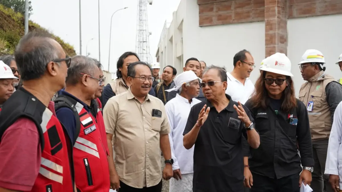 Gubernur Bali, Wayan Koster, meninjau pembangunan Turyapada Tower di Buleleng yang akan menjadi ikon wisata dan pusat penyiaran modern dengan panorama alam Bali Utara.