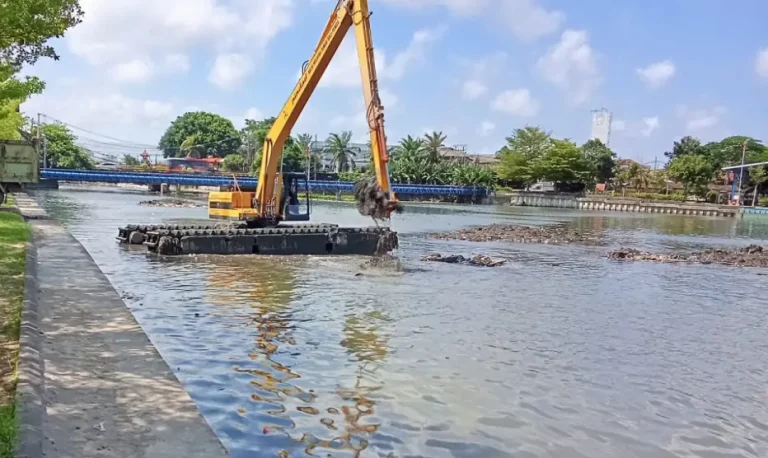 BWS Bali Penida mulai melaksanakan pengerukan di Waduk Muara Nusa Dua atau Muara Tukad Badung sebagai langkah awal mengurangi risiko banjir di kawasan hilir.