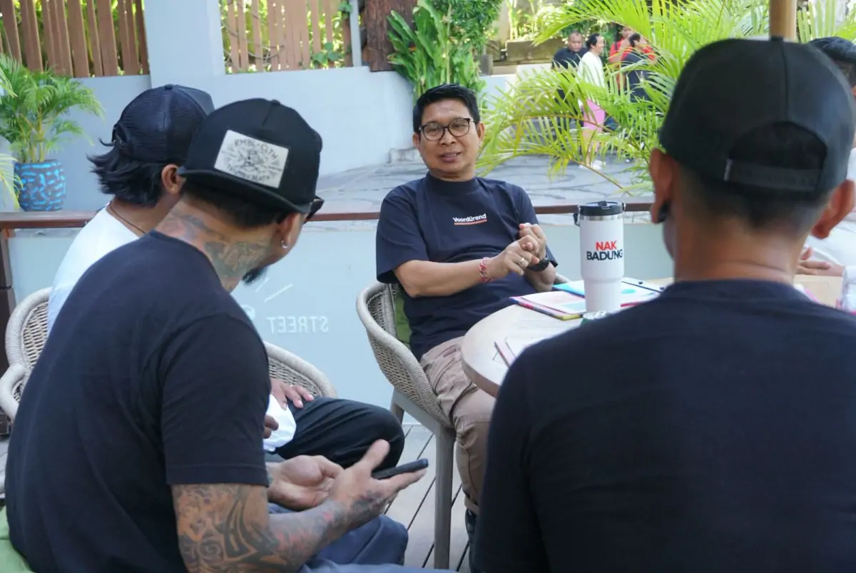 Bupati Adi Arnawa berdialog dengan komunitas sekitar Pantai Kuta di Skatepark Pantai Kuta, Jalan Pantai Kuta, Sabtu (13/9).