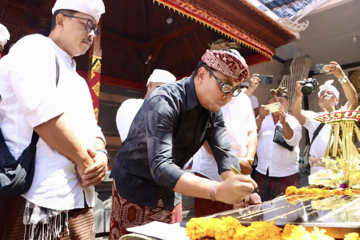 Wakil Walikota Denpasar, I Kadek Agus Arya Wibawa menghadiri Upacara Dewa Yadnya, Melaspas Wewangunan, Pasupati Prelinga, Pujawali Jelih, Mapadususan Alit LAn Caru Eka Sata di Pura Panerajan Pasek Gel-Gel, Desa Adat Serangan, Rabu (24/9/2025).