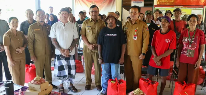 Bupati Buleleng I Nyoman Sutjidra memberikan bantuan sosial kepada masyarakat Kelurahan Penarukan, Kecamatan Buleleng, Senin 8 September 2025.