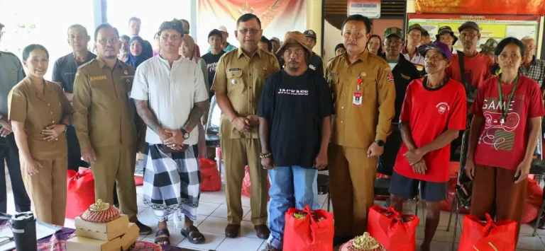 Bupati Buleleng I Nyoman Sutjidra memberikan bantuan sosial kepada masyarakat Kelurahan Penarukan, Kecamatan Buleleng, Senin 8 September 2025.