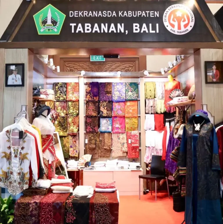 Dekranasda Tabanan terus mendukung pengrajin lokal dengan mendorong partisipasi di ajang Innacraft 2025 sebagai upaya mempromosikan kerajinan unggulan Tabanan ke pasar nasional dan internasional.