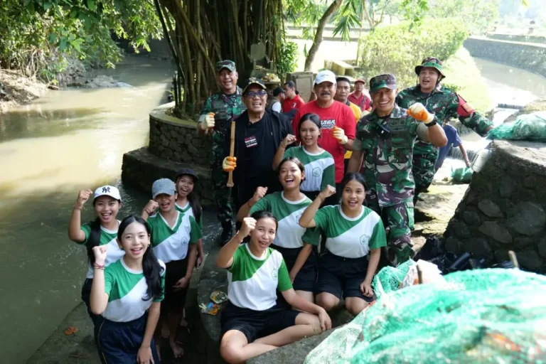 Bupati Tabanan, I Komang Gede Sanjaya, memimpin penanaman pohon dan bersih-bersih sungai di Sungai Kutikan, Pura Luhur Pekendungan, melibatkan masyarakat dan unsur terkait untuk menjaga kelestarian alam.
