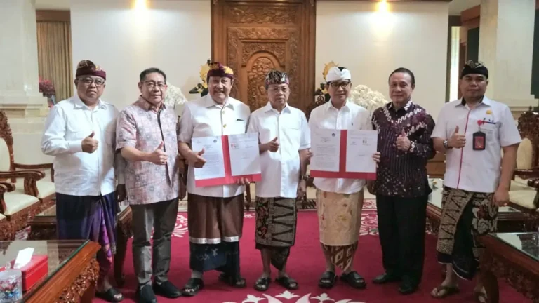 Bupati Wayan Adi Arnawa disaksikan Gubernur Wayan Koster saat menandatangani Berita Acara Serah Terima Pinjam Pakai Lahan GWK di rumah jabatan Gubernur Bali, Jaya Sabha, Jumat (31/10).
