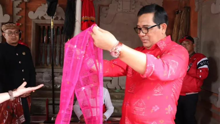 Bupati Sanjaya Hidupkan Tenun Cagcag dan Optimalkan Potensi Desa Lewat Program Bungan Desa di Peken Belayu