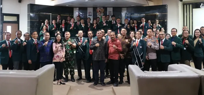 Bupati Buleleng I Nyoman Sutjidra menghadiri pelantikan pengurus IDI Cabang Buleleng dan meminta mereka aktif meningkatkan pelayanan kesehatan.