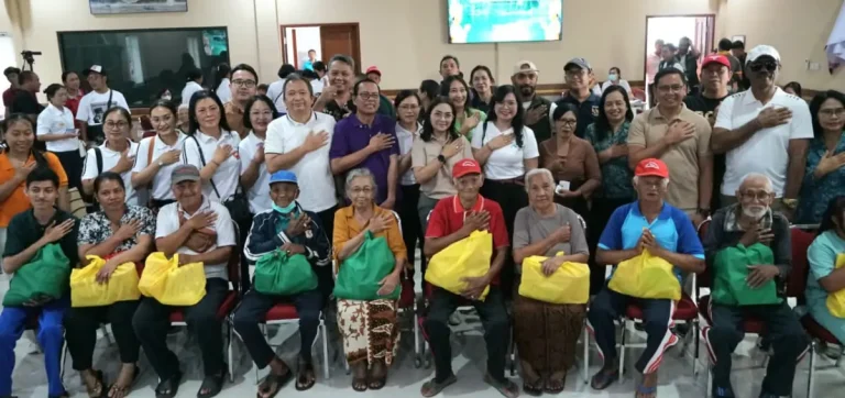 Ketua TP PKK Badung yang juga Ketua K3S Badung, Ny. Rasniathi Adi Arnawa saat melakukan aksi sosial berupa pemeriksaan kesehatan gratis dan pemberian bantuan paket sembako, kursi roda, kepada PPKS di Kantor Desa Mengwitani, Mengwi, Minggu (26/10).