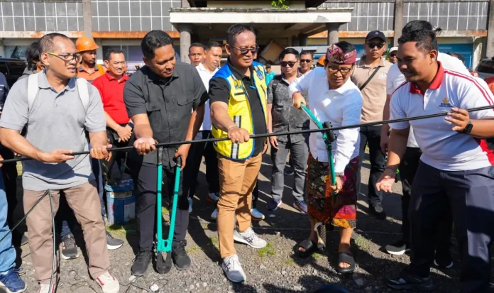 Bupati Badung, I Wayan Adi Arnawa, memimpin langsung kegiatan penurunan dan penataan kabel provider di sepanjang Jalan Raya Sading-Sempidi