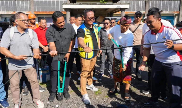 Bupati Badung, I Wayan Adi Arnawa, memimpin langsung kegiatan penurunan dan penataan kabel provider di sepanjang Jalan Raya Sading-Sempidi