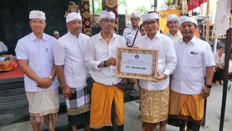 Bupati Adi Arnawa Hadiri Upacara Ngenteg Linggih, Serahkan Bantuan untuk Pura Pasek Gelgel Tagtag
