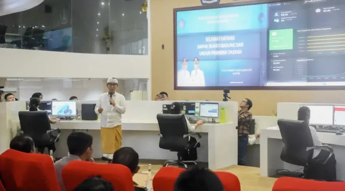 Bupati Badung I Wayan Adi Arnawa saat meninjau langsung operasional layanan “Kontak Bupati” dan sistem CCTV Analitik di Ruang Command Center