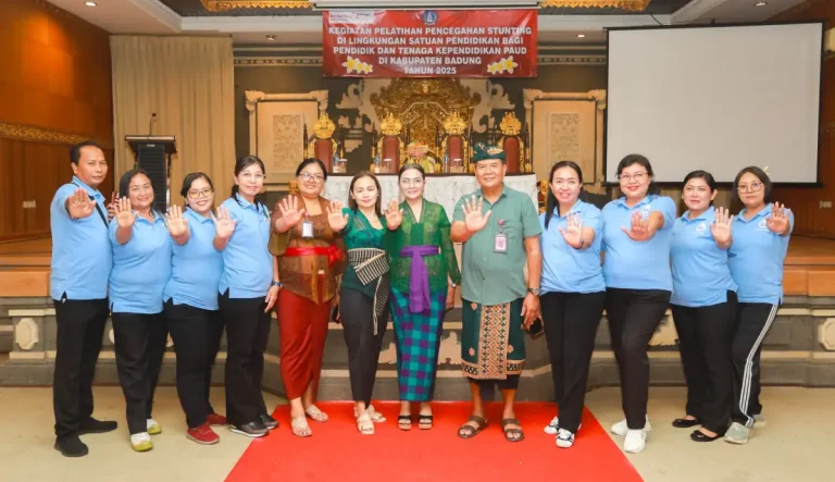 Bunda PAUD Kabupaten Badung Nyonya Rasniathi Adi Arnawa menghadiri Pelatihan Pencegahan Stunting di Lingkungan Satuan Pendidikan bagi Pendidik dan Tenaga Kependidikan PAUD di Hotel Made, Kamis (16/10).