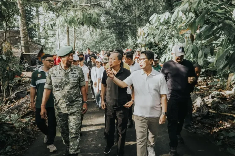 Bupati Adi Arnawa bersama Wabup Bagus Alit Sucipta mendampingi Gubernur Bali Wayan Koster saat berpartisipasi dalam “Gerakan Semesta Berencana: Aksi Nyata Penanaman Pohon dan Pembersihan Sungai Serentak”, di sempadan Tukad Ayung, Desa Bongkasa Pertiwi Abiansemal, Minggu (26/10).