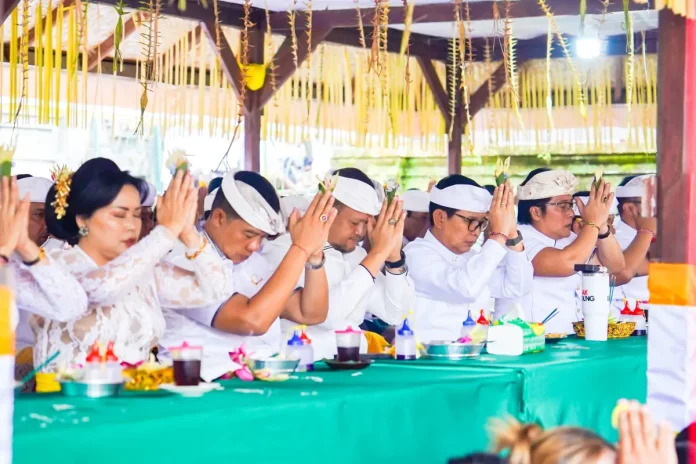 Bupati Adi Arnawa dan Wabup Bagus Alit Sucipta mendampingi Wakil Gubernur Bali I Nyoman Giri Prasta saat menghadiri Rangkaian Karya Padudusan Agung, Menawa Ratna, Mapaselang, Mapadanan Medasar Tawur Balik Sumpah Utama di Pura Penataran Agung Pucak Mangu, Sabtu (25/10).