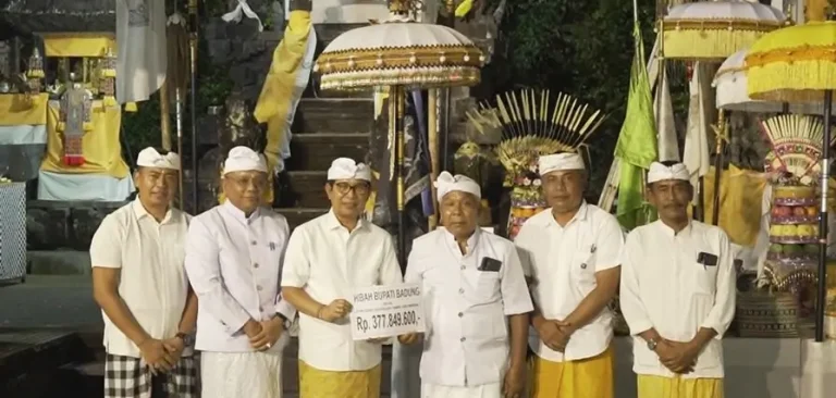 Bupati Adi Arnawa Serahkan Hibah dan Ajak Warga Mengwi Jaga Alam serta Lestarikan Budaya Leluhur