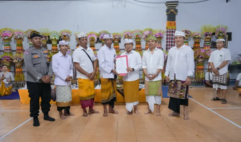 Bupati Adi Arnawa menghadiri Karya Nyatur Padudusan Alit di Pura Ulun Siwi, sekaligus menyerahkan bantuan Hibah Tanah, Hibah Perubahan Tahun 2025, Kamis (9/10).