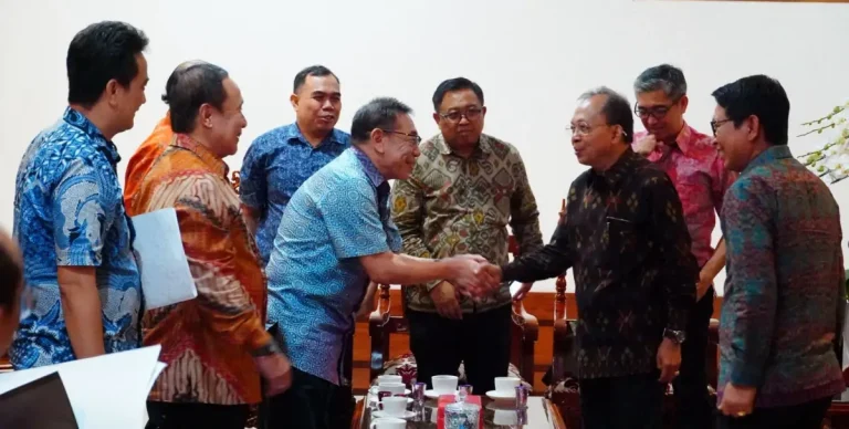 Polemik pagar beton milik manajemen GWK yang menutup akses jalan warga Banjar Giri Dharma, Desa Ungasan, akhirnya menemukan titik terang.