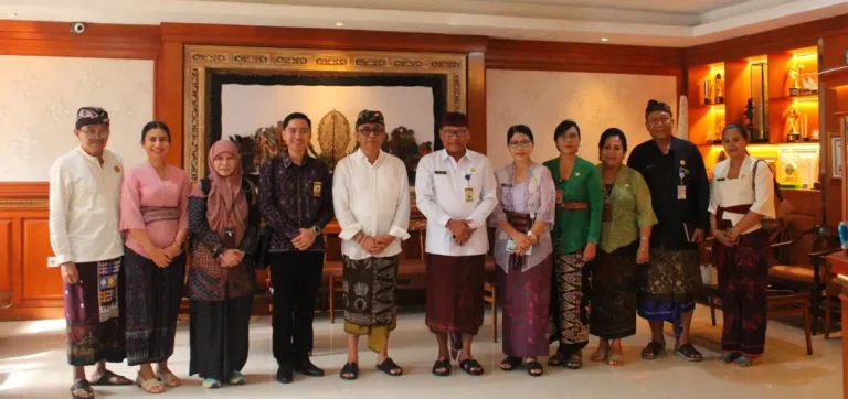 Walikota Denpasar Jaya Negara, saat menerima Tim Validasi Pusat yang akan meninjau sekaligus melakukan penilaian lapangan serangkaian penilaian KKS Tahun 2025, di Kantor Walikota Denpasar, Kamis (2/10).
