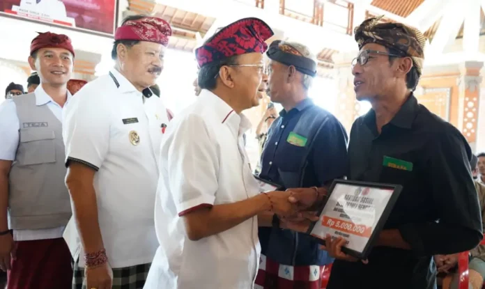 Gubernur Koster Salurkan Rp1 Miliar Bantuan untuk Korban Bencana di Tabanan dan Jembrana