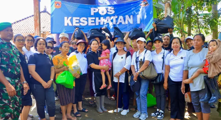 BKOW Bali Serahkan Bantuan Sembako untuk Warga Terdampak Banjir di Karangasem