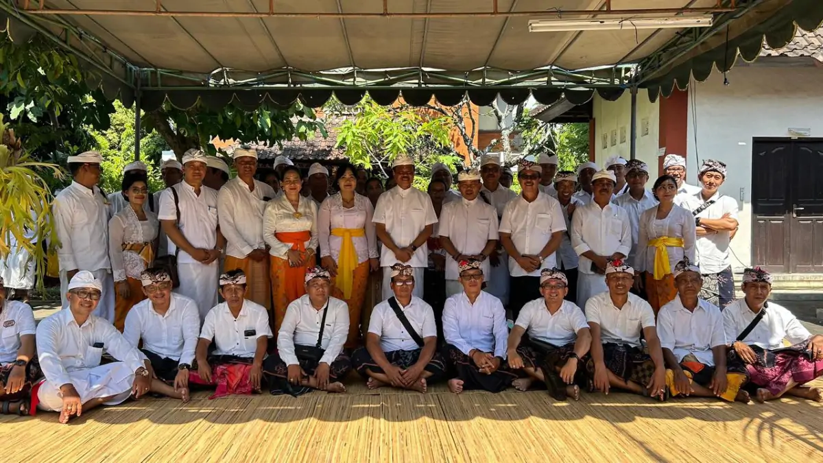 Sekda Provinsi Bali mendukung Lomba Gebogan Buah Lokal di Pura Swagina sebagai upaya mengintegrasikan pelestarian lingkungan dan budaya melalui pemanfaatan buah hasil hutan dari berbagai wilayah Bali. Sekda Provinsi Bali mendukung Lomba Gebogan Buah Lokal di Pura Swagina sebagai upaya mengintegrasikan pelestarian lingkungan dan budaya melalui pemanfaatan buah hasil hutan dari berbagai wilayah Bali.