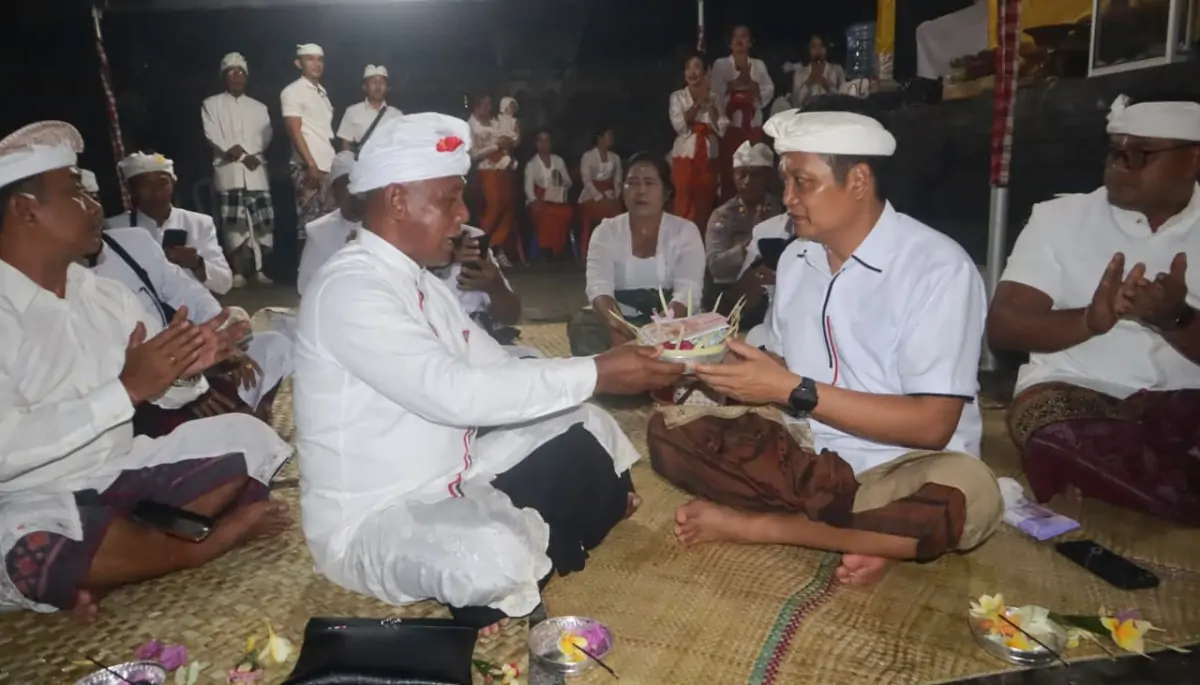 Bupati Kembang Hartawan ikut melaksanakan upacara Piodalan Jelih Wrespati Kalpa Catur Rebah di Pura Dalem Desa Adat Giri Utama Tibu Tanggang dan menyerahkan bantuan sebagai bentuk dukungan pemerintah.