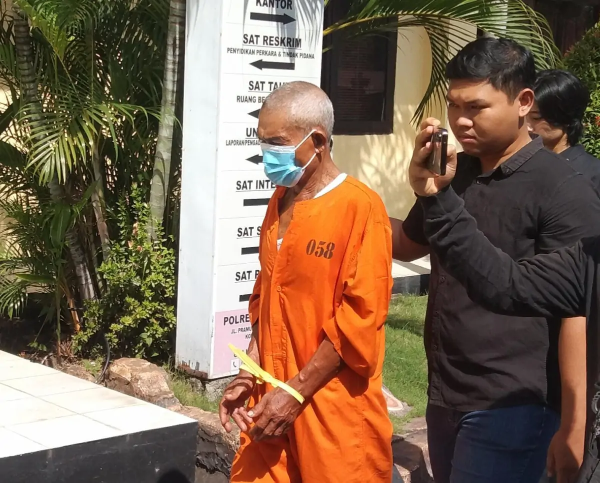 Tersangka kasus persetubuhan terhadap penyandang disabilitas saat digiring pihak kepolisian.