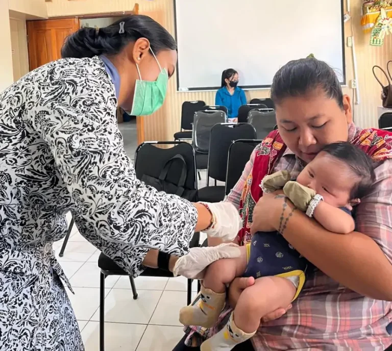 Vaksin Heksavalen yang melindungi enam penyakit dalam satu suntikan mulai diterapkan di Bali sejak Oktober 2025, mengurangi jumlah suntikan dan meningkatkan kepatuhan imunisasi bayi.