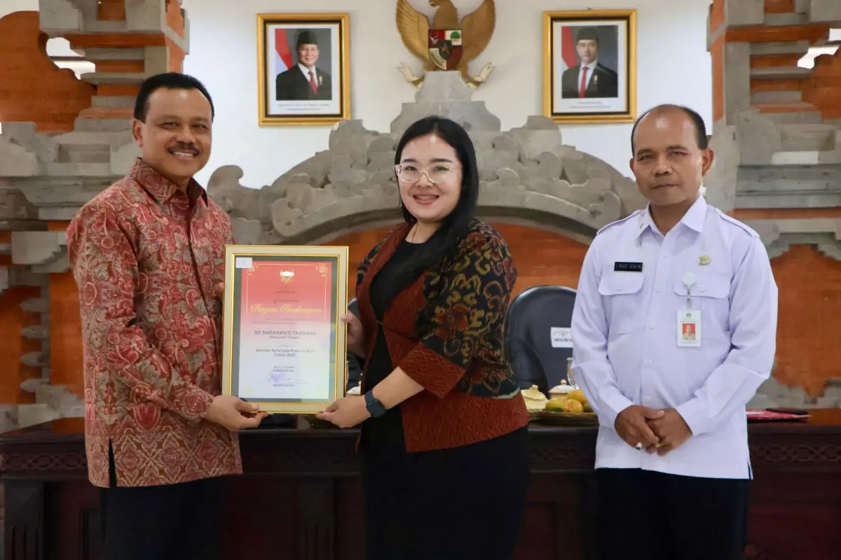 Sebanyak 30 sekolah di berbagai kabupaten/kota berhasil meraih Piagam Penghargaan Sekolah Adiwiyata Provinsi Bali 2025, yang diserahkan langsung oleh Sekretaris Daerah Provinsi Bali, Dewa Made Indra