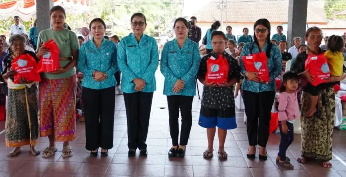 TP PKK Bali Perkuat Kolaborasi Lintas OPD dan IBI, Salurkan Bantuan untuk Warga Sidemen, Karangasem