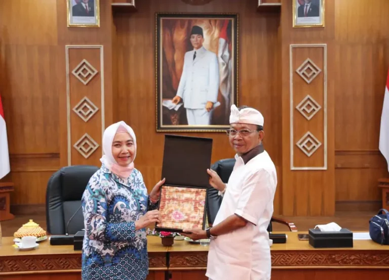 Gubernur Bali Wayan Koster bertemu Kepala BMKG Dwikorita Karnawati untuk membahas kesiapsiagaan menghadapi musim hujan dan upaya mitigasi bencana di Bali.