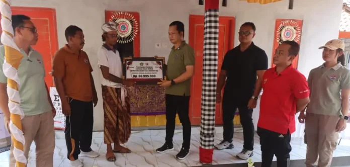 Bupati Jembrana I Made Kembang Hartawan meresmikan program bedah rumah di Kecamatan Mendoyo, Jumat 10 Oktober 2025