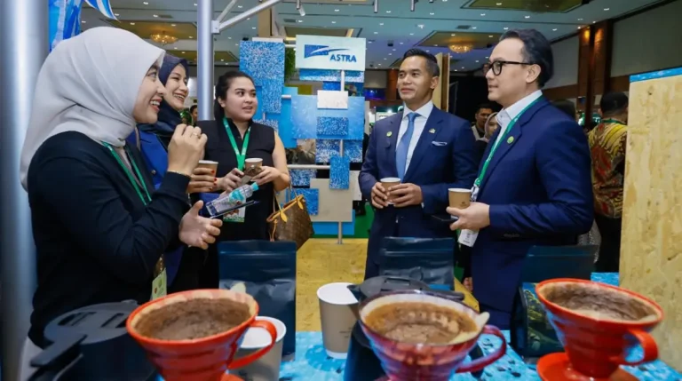 Ketua Umum Kamar Dagang dan Industri (KADIN) Indonesia Anindya Bakrie (kedua kanan) didampingi Chief of Corporate Affairs Astra Boy Kelana Soebroto (kanan), mengunjungi booth Kopi Legenda yaitu kopi dari petani lokal binaan Desa Sejahtera Astra yang hadir di Indonesia International Sustainability Forum 2025 hari ini (10/10/2025).
