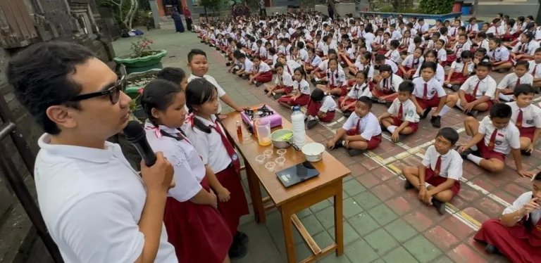 Laksana Becik Tanamkan Peduli Lingkungan Sejak Dini, Ajak Siswa SDN 11 Jimbaran Olah Minyak Jelantah Jadi Lilin