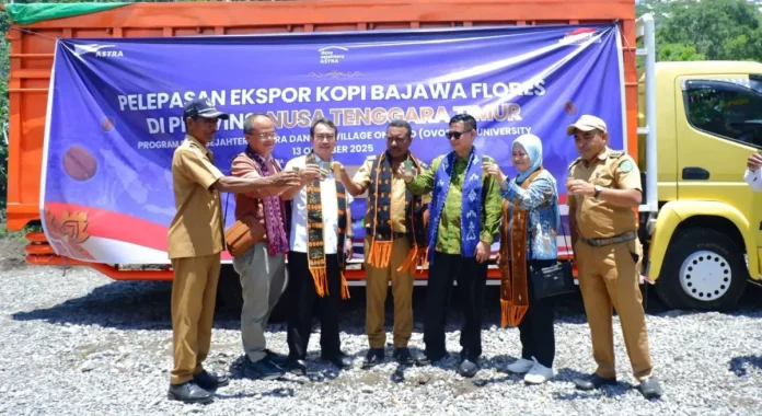 Direktur Promosi dan Pemasaran Produk Unggulan Desa dan Daerah Tertinggal Kementerian Desa dan Daerah Tertinggal RI Yusra (ketiga kanan), Wakil Bupati Ngada Bernadinus Dhey Ngebu (tengah), Camat Bajawa Andreas Gabriel Timoteus Lou (kanan), Kepala Desa Mukuvoka Dominikus Tiwu (kiri), Head of Environment and Social Responsibility Astra Diah Suran Febrianti (kedua kanan), Wakil Rektor Bidang Riset, Inovasi, dan Pengembangan Agromaritim, IPB University Ernan Rustiadi (ketiga kiri) serta Direktur Pengembangan Masyarakat Agromaritim IPB University Handian Purwawangsa (kedua kiri) melakukan simbolisasi minum kopi sekaligus melepas ekspor perdana komoditas kopi green bean dari Desa Sejahtera Astra Bajawa, Kabupaten Ngada, Nusa Tenggara Timur, menuju Thailand pada Senin (13/10/2025).