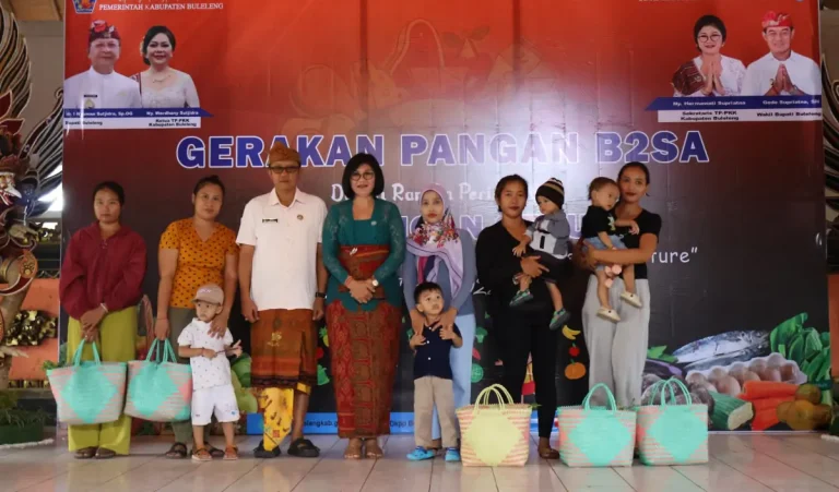 DKPP Buleleng membagikan 300 paket pangan B2SA kepada keluarga berisiko stunting sebagai bagian dari peringatan Hari Pangan Sedunia untuk mendorong pola makan bergizi dan mencegah stunting.