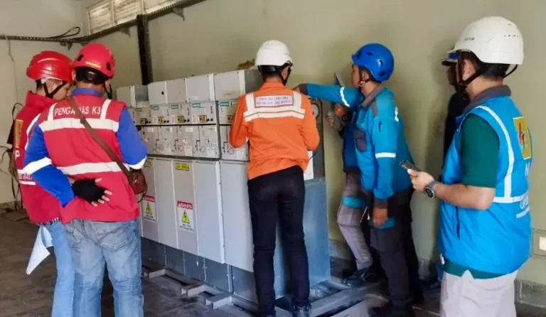 Manajer UP2D Bali Petrus Irwan Ichwansaputra (kanan) mengadakan sidak K3 pekerjaan assessment peralatan 20 kV di GH Semawang