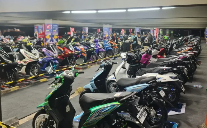 Ratusan modifikator sepeda motor Honda dari berbagai daerah memadati area parkir Mall Bali Galeria (MBG) untuk tampil di Honda Modif Contest (HMC) 2025