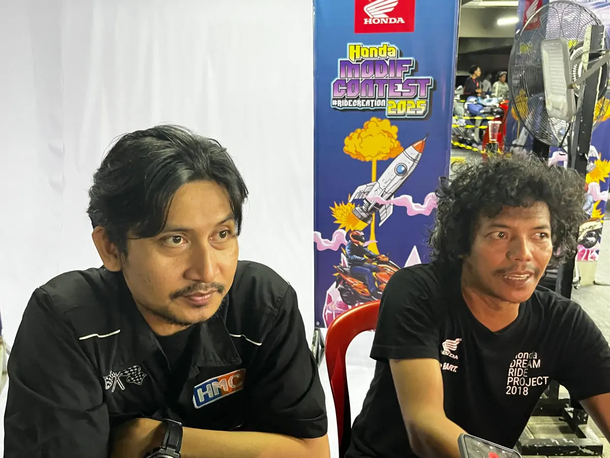 Pelaksana program HMC 2025, Aan Fikriyan (kanan) didampingi Supervisor Marketing Promotion Astra Motor Bali, Gede Legawa saat diwawancara pada Sabtu, 18 Oktober 2025