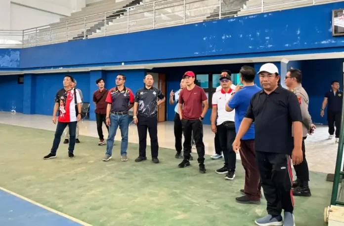 Wakil Bupati Buleleng, Gede Supriatna meninjau kesiapan venue di Undiksha sebagai bagian dari persiapan menjadi tuan rumah Kejuaraan Dunia Vovinam ke-8 tahun 2025.