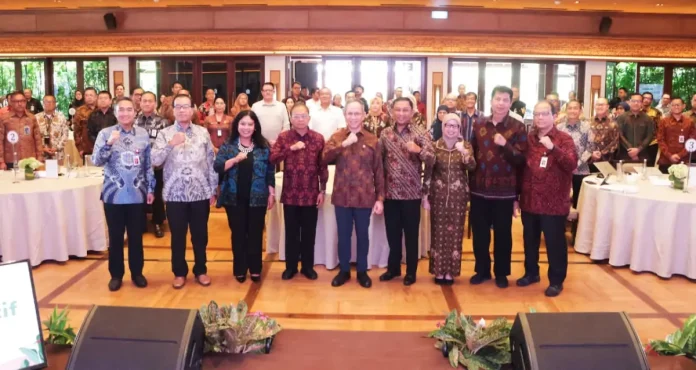 Gubernur Koster menjadi pembicara dalam Forum Pengembangan Ekonomi Daerah dan menekankan pentingnya membangun ekonomi Bali dari bawah melalui penguatan sektor pangan dan sandang lokal.