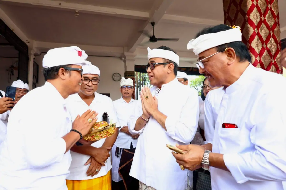 Wali Kota Denpasar I Gusti Ngurah Jaya Negara menghadiri upacara melaspas dan mendem pedagingan di Merajan Banjar Sebudi sebagai wujud syukur dan pelestarian budaya serta spiritual masyarakat.